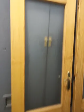 Puerta madera con cristal abatible