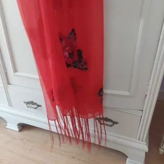 3 Chales de fiesta rojos y negros