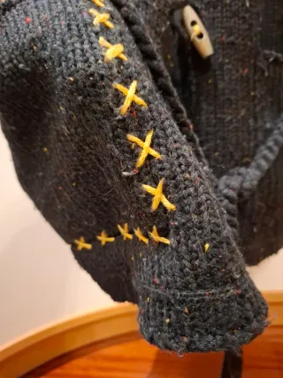 Chaleco de lana oscuro con cinturón