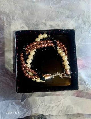 Bracciale Avon perle beige, nero, marrone