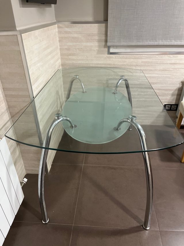 Mesa de cristal con patas metálicas