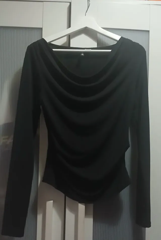 Camiseta Negra Cuello Drapeado