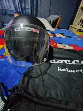 Casco de moto negro con visera