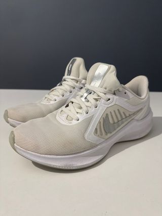 Zapatillas Nike Talla 38.5 Blancas y Plateadas