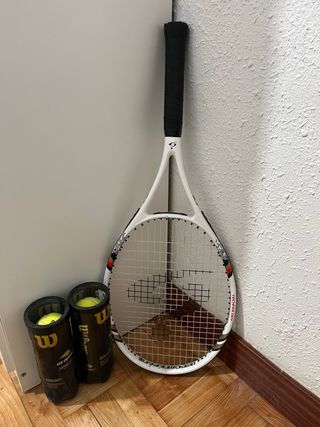 Raqueta de Tenis y Pelotas