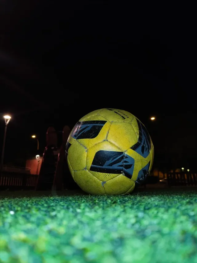 Balón de fútbol amarillo
