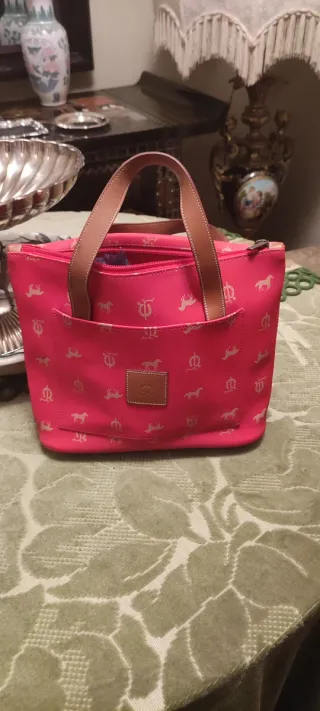 Bolso rojo con estampado de caballos