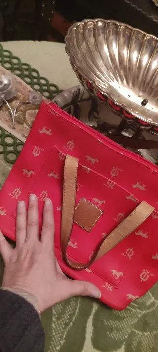 Bolso rojo con estampado de caballos