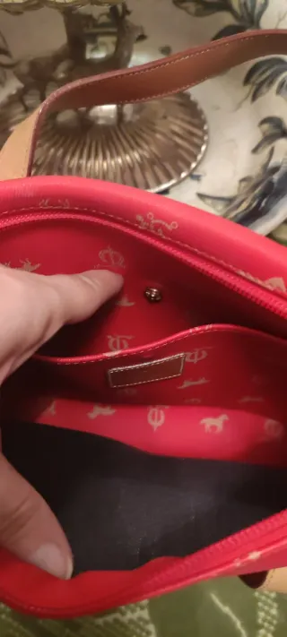 Bolso rojo con estampado de caballos