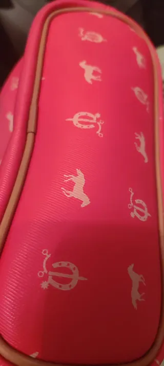 Bolso rojo con estampado de caballos