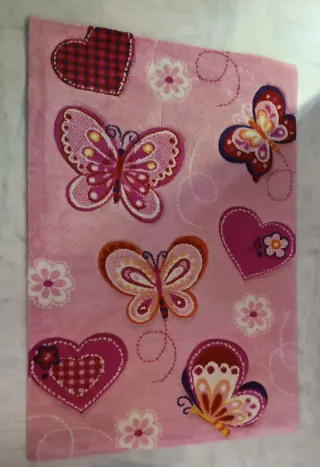 Alfombra infantil mariposas y corazones