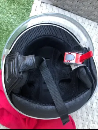 Casco de moto plateado con visera