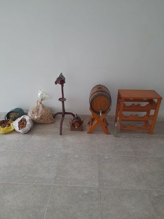 Conjunto de vino: barril y taponadora