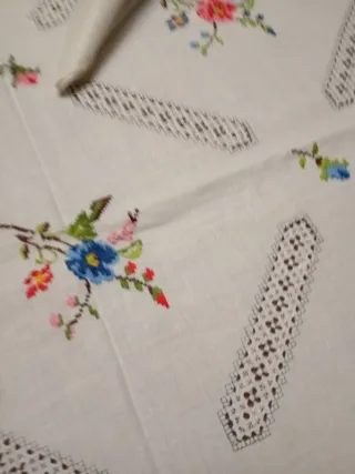 Mantelería bordada a mano Lagartera de lino