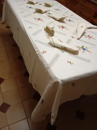 Mantelería bordada a mano Lagartera de lino