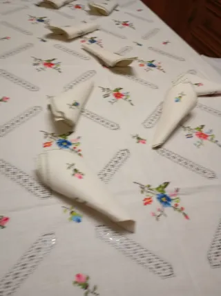 Mantelería bordada a mano Lagartera de lino