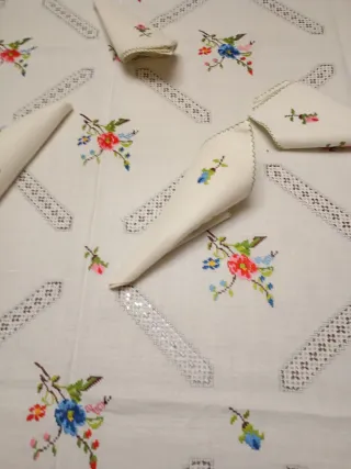 Mantelería bordada a mano Lagartera de lino