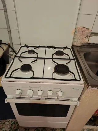 Horno de cocina blanco poco usado