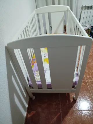 Cuna de bebé blanca