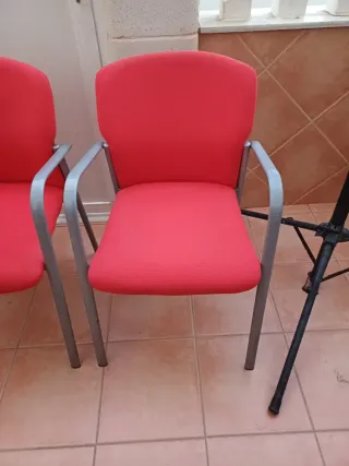 Poltrone da ufficio rosse e argentate