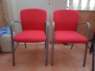 Poltrone da ufficio rosse e argentate