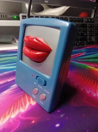 Radio Vintage con Diseño de Labios Rojos