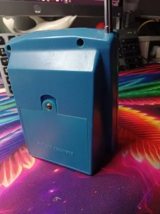 Radio Vintage con Diseño de Labios Rojos