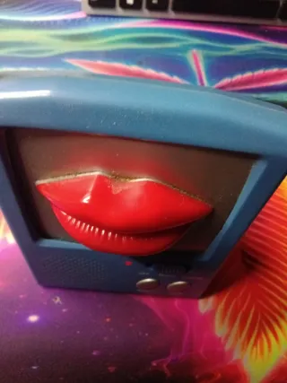 Radio Vintage con Diseño de Labios Rojos