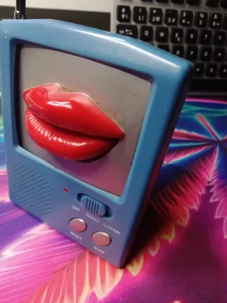Radio Vintage con Diseño de Labios Rojos