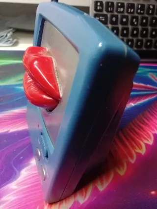 Radio Vintage con Diseño de Labios Rojos