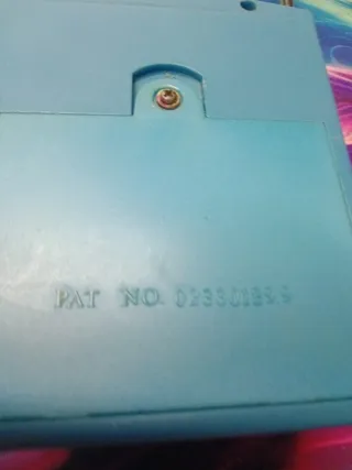 Radio Vintage con Diseño de Labios Rojos