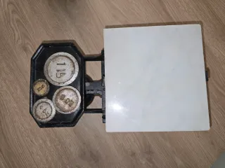 Balanza antigua de hierro y mármol