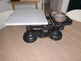 Balanza antigua de hierro y mármol