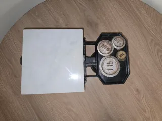 Balanza antigua de hierro y mármol