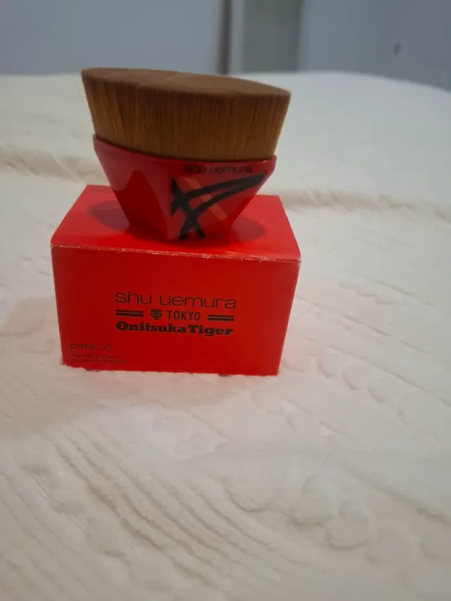 Brocha Shu Uemura x Onitsuka Tiger Roja