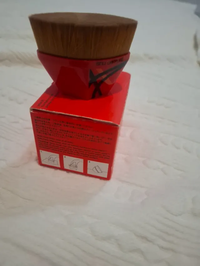 Brocha Shu Uemura x Onitsuka Tiger Roja