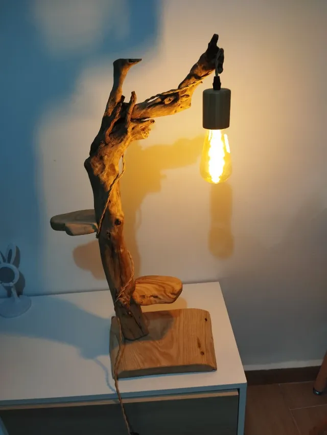 Lámpara de árbol artesanal de madera