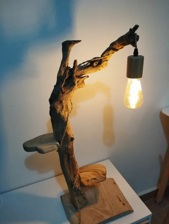 Lámpara de árbol artesanal de madera