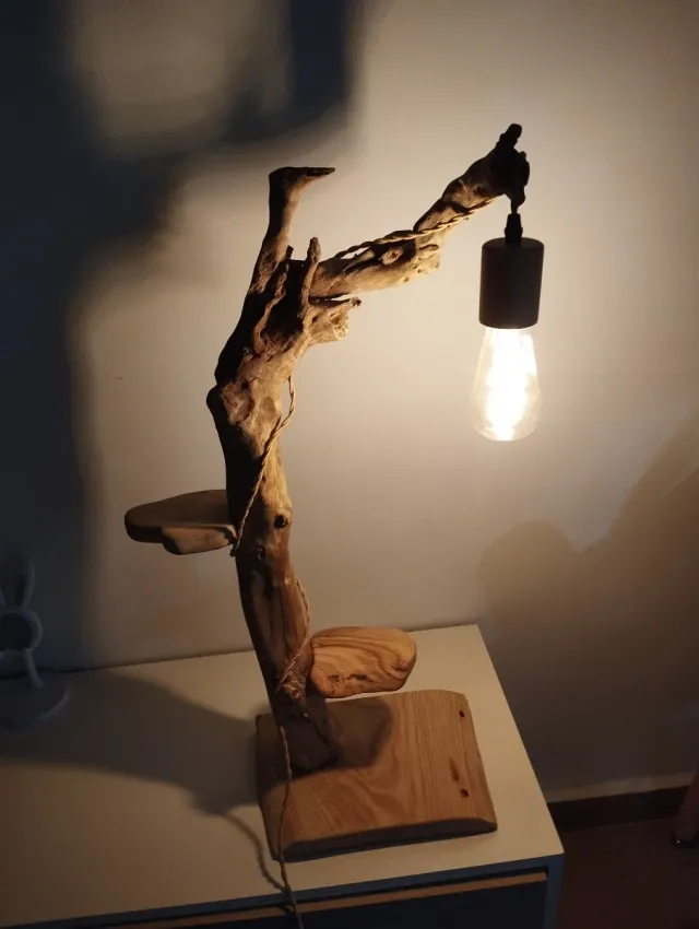 Lámpara de árbol artesanal de madera