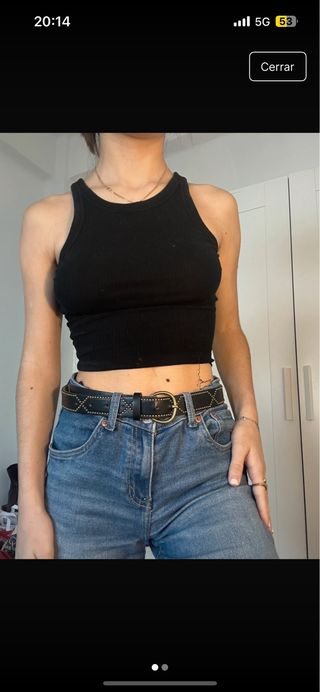 Top negro ajustado con jeans