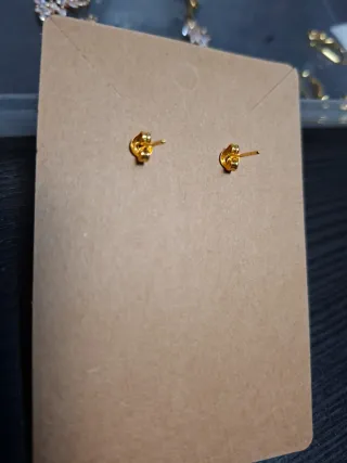 Pendientes dorados con abalorios morados