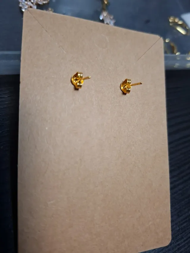 Pendientes dorados con abalorios morados