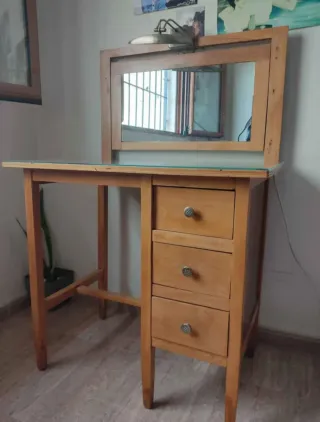 Tocador de madera con espejo y luz