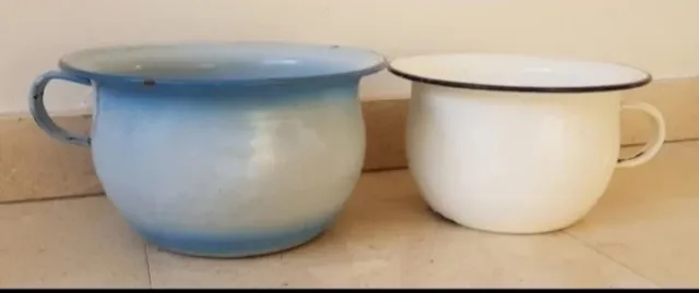 Antichi orinales in metallo smaltato (20 € per 2)