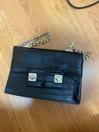 Bolso negro charol con cadena plata