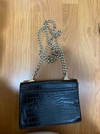 Bolso negro charol con cadena plata