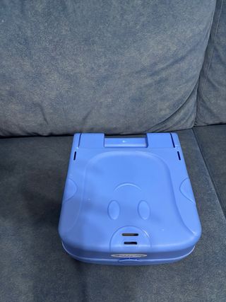 Trona portátil azul y amarilla