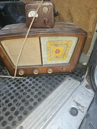 Radio Antigua Marrón con Voltímetro