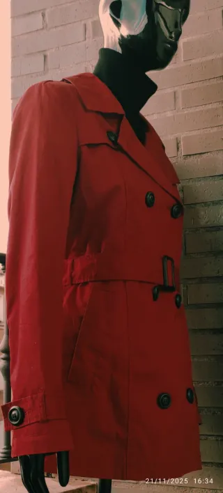 Gabardina roja en M