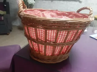 Cesto de mimbre con forro a cuadros